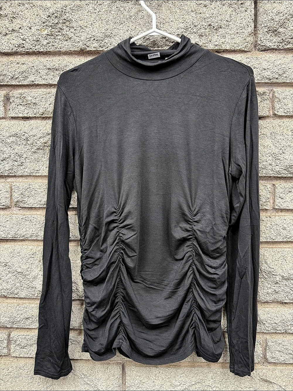 belldini Ruched Mock Neck Long Sleeve Top in Gray Large Like New